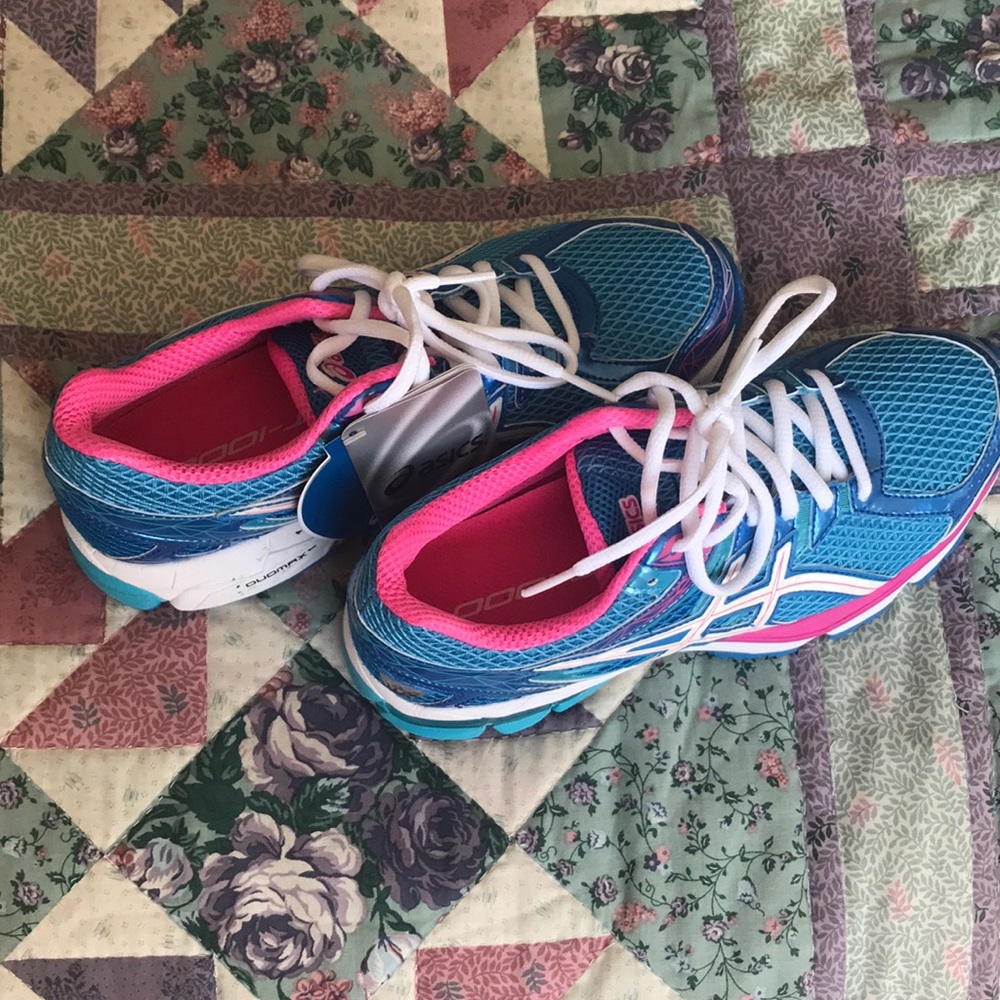Brand New Asics Running Shoes size 7 - GT1000